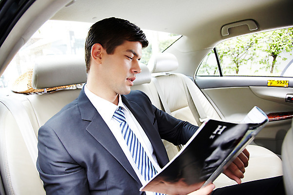 포토 JPG 주간 서양인 외국인 해외기획촬영 응시 2011년태국 남자 교통수단 포즈 이동 비즈니스 모션 자동차 대중교통 한명 들기 사람 앉기 정장 상반신 20대 성인 야외 도시 직장인 비즈니스맨 잡지 택시 차안 남자만 남자한명만 성인남자만 청년만 청년남자만 청년남자한명만 성인한명만 성인남자한명만 성인만 국내포토 자연요소 직업 1 시선 옷 육상교통 교통 컨셉 승용차 인종 청년 간행물 파일형식