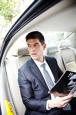 포토 JPG 주간 서양인 외국인 해외기획촬영 2011년태국 남자 교통수단 포즈 이동 비즈니스 모션 자동차 대중교통 한명 들기 사람 앉기 정장 상반신 20대 성인 야외 도시 직장인 비즈니스맨 잡지 택시 차안 남자만 남자한명만 성인남자만 청년만 청년남자만 청년남자한명만 성인한명만 성인남자한명만 성인만 국내포토 자연요소 직업 1 옷 육상교통 교통 컨셉 승용차 인종 청년 간행물 파일형식