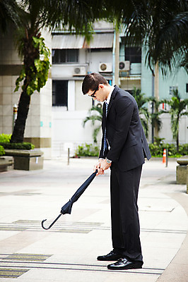 포토 JPG 주간 전신 서양인 외국인 나무 해외기획촬영 건축물 잡화 2011년태국 남자 포즈 우산 비즈니스 모션 한명 서기 들기 사람 정장 빌딩 20대 성인 야외 건물 옆모습 도시 직장인 비즈니스맨 도심 스윙 샷 남자만 남자한명만 성인남자만 청년만 청년남자만 청년남자한명만 성인한명만 성인남자한명만 성인만 국내포토 자연요소 식물 직업 1 옷 건축 뷰포인트 자세 인종 청년 파일형식