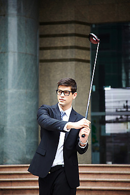 포토 JPG 주간 서양인 외국인 해외기획촬영 건축물 2011년태국 남자 포즈 골프 비즈니스 모션 골프용품 골프클럽 한명 서기 들기 사람 정장 빌딩 상반신 20대 성인 야외 건물 계단 골프채 도시 직장인 비즈니스맨 도심 스윙 샷 남자만 남자한명만 성인남자만 청년만 청년남자만 청년남자한명만 성인한명만 성인남자한명만 성인만 국내포토 자연요소 직업 1 옷 건축 스포츠용품 자세 인종 청년 구기 파일형식