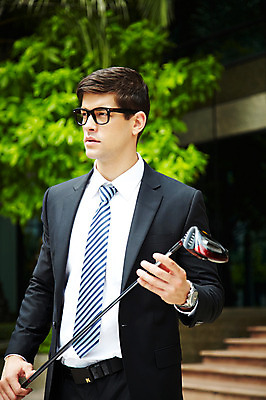 포토 JPG 주간 서양인 외국인 나무 해외기획촬영 건축물 2011년태국 남자 포즈 골프 비즈니스 모션 골프용품 골프클럽 한명 서기 들기 사람 정장 빌딩 상반신 20대 성인 야외 건물 계단 골프채 도시 직장인 비즈니스맨 도심 남자만 남자한명만 성인남자만 청년만 청년남자만 청년남자한명만 성인한명만 성인남자한명만 성인만 국내포토 자연요소 식물 직업 1 옷 건축 스포츠용품 인종 청년 구기 파일형식