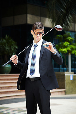 포토 JPG 주간 서양인 외국인 해외기획촬영 건축물 응시 2011년태국 남자 포즈 골프 비즈니스 모션 골프공 골프용품 골프클럽 한명 서기 들기 사람 정장 빌딩 상반신 20대 성인 야외 건물 계단 골프채 도시 직장인 비즈니스맨 도심 남자만 남자한명만 성인남자만 청년만 청년남자만 청년남자한명만 성인한명만 성인남자한명만 성인만 국내포토 자연요소 직업 1 시선 옷 건축 스포츠용품 공 인종 청년 구기 파일형식