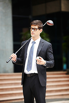 포토 JPG 주간 서양인 외국인 해외기획촬영 건축물 2011년태국 남자 포즈 골프 비즈니스 모션 골프공 골프용품 골프클럽 한명 서기 들기 사람 정장 빌딩 상반신 20대 성인 야외 건물 계단 골프채 도시 직장인 비즈니스맨 도심 남자만 남자한명만 성인남자만 청년만 청년남자만 청년남자한명만 성인한명만 성인남자한명만 성인만 국내포토 자연요소 직업 1 옷 건축 스포츠용품 공 인종 청년 구기 파일형식