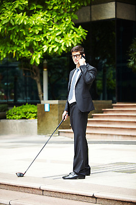 포토 JPG 주간 전신 서양인 외국인 나무 해외기획촬영 건축물 2011년태국 남자 포즈 골프 비즈니스 모션 골프용품 골프클럽 한명 서기 들기 사람 정장 빌딩 20대 성인 야외 건물 스마트폰 핸드폰 계단 골프채 도시 직장인 비즈니스맨 도심 통화 남자만 남자한명만 성인남자만 청년만 청년남자만 청년남자한명만 성인한명만 성인남자한명만 성인만 국내포토 자연요소 식물 직업 1 옷 건축 스포츠용품 인종 청년 전자제품 스마트기기 구기 파일형식