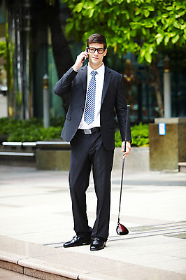 포토 JPG 주간 전신 서양인 외국인 나무 해외기획촬영 건축물 2011년태국 남자 포즈 골프 비즈니스 모션 골프용품 골프클럽 한명 서기 미소 웃음 들기 사람 정장 빌딩 20대 성인 야외 건물 스마트폰 핸드폰 계단 골프채 도시 직장인 비즈니스맨 도심 통화 남자만 남자한명만 성인남자만 청년만 청년남자만 청년남자한명만 성인한명만 성인남자한명만 성인만 국내포토 자연요소 식물 직업 1 옷 건축 스포츠용품 표정 인종 청년 전자제품 스마트기기 구기 파일형식