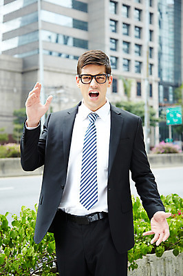 포토 JPG 주간 서양인 외국인 해외기획촬영 건축물 2011년태국 남자 포즈 비즈니스 모션 표정 한명 서기 사람 정장 손짓 빌딩 상반신 20대 성인 야외 건물 외침 분노 도시 직장인 비즈니스맨 도심 괴로움 남자만 남자한명만 성인남자만 청년만 청년남자만 청년남자한명만 성인한명만 성인남자한명만 성인만 국내포토 자연요소 직업 1 옷 건축 감정 인종 청년 소리 파일형식