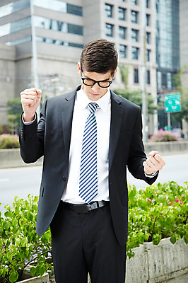 포토 JPG 주간 서양인 외국인 해외기획촬영 건축물 2011년태국 남자 포즈 비즈니스 모션 표정 한명 서기 사람 정장 손짓 빌딩 상반신 20대 성인 야외 건물 주먹 분노 도시 직장인 비즈니스맨 도심 괴로움 남자만 남자한명만 성인남자만 청년만 청년남자만 청년남자한명만 성인한명만 성인남자한명만 성인만 국내포토 자연요소 직업 1 옷 건축 감정 인종 청년 파일형식