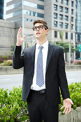 포토 JPG 주간 서양인 외국인 해외기획촬영 건축물 2011년태국 남자 도로 포즈 비즈니스 모션 표정 한명 서기 사람 정장 손짓 빌딩 상반신 20대 성인 야외 건물 분노 도시 직장인 비즈니스맨 도심 괴로움 남자만 남자한명만 성인남자만 청년만 청년남자만 청년남자한명만 성인한명만 성인남자한명만 성인만 국내포토 자연요소 직업 1 옷 건축 감정 길 교통시설 인종 청년 파일형식