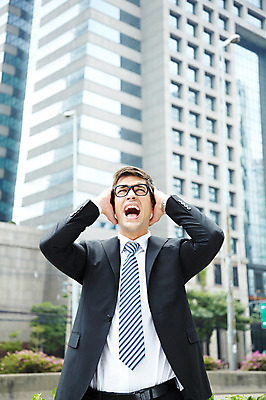 포토 JPG 주간 서양인 외국인 해외기획촬영 건축물 2011년태국 남자 포즈 비즈니스 모션 표정 한명 서기 사람 정장 손짓 빌딩 상반신 20대 성인 야외 건물 외침 분노 도시 직장인 비즈니스맨 도심 귀막기 괴로움 남자만 남자한명만 성인남자만 청년만 청년남자만 청년남자한명만 성인한명만 성인남자한명만 성인만 국내포토 자연요소 직업 1 옷 건축 감정 인종 청년 소리 파일형식