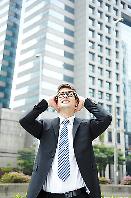 포토 JPG 주간 서양인 외국인 해외기획촬영 건축물 2011년태국 남자 포즈 비즈니스 모션 표정 한명 서기 사람 정장 손짓 빌딩 상반신 20대 성인 야외 건물 분노 도시 직장인 비즈니스맨 도심 귀막기 괴로움 남자만 남자한명만 성인남자만 청년만 청년남자만 청년남자한명만 성인한명만 성인남자한명만 성인만 국내포토 자연요소 직업 1 옷 건축 감정 인종 청년 파일형식