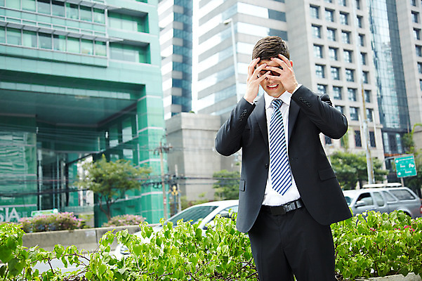 포토 JPG 주간 서양인 외국인 해외기획촬영 건축물 2011년태국 남자 포즈 비즈니스 모션 자동차 표정 한명 서기 사람 정장 손짓 빌딩 상반신 20대 성인 야외 건물 분노 도시 직장인 비즈니스맨 도심 괴로움 화단 얼굴가리기 남자만 남자한명만 성인남자만 청년만 청년남자만 청년남자한명만 성인한명만 성인남자한명만 성인만 국내포토 자연요소 직업 1 옷 건축 감정 육상교통 인종 청년 가림 파일형식