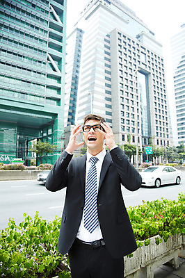 포토 JPG 주간 서양인 외국인 해외기획촬영 건축물 2011년태국 남자 도로 포즈 비즈니스 모션 자동차 표정 한명 서기 사람 정장 손짓 빌딩 상반신 20대 성인 야외 건물 분노 도시 직장인 비즈니스맨 도심 괴로움 화단 남자만 남자한명만 성인남자만 청년만 청년남자만 청년남자한명만 성인한명만 성인남자한명만 성인만 국내포토 자연요소 직업 1 옷 건축 감정 길 육상교통 교통시설 인종 청년 파일형식