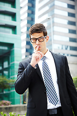 포토 JPG 주간 서양인 외국인 해외기획촬영 건축물 2011년태국 남자 포즈 비즈니스 모션 표정 한명 서기 사람 정장 손짓 빌딩 상반신 20대 성인 야외 건물 도시 직장인 비즈니스맨 도심 쉿 남자만 남자한명만 성인남자만 청년만 청년남자만 청년남자한명만 성인한명만 성인남자한명만 성인만 국내포토 자연요소 직업 1 옷 건축 인종 청년 조용 파일형식