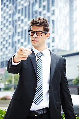 포토 JPG 주간 서양인 외국인 해외기획촬영 건축물 2011년태국 남자 포즈 비즈니스 모션 표정 한명 서기 사람 정장 손짓 빌딩 상반신 20대 성인 야외 건물 분노 가리킴 도시 직장인 비즈니스맨 도심 괴로움 남자만 남자한명만 성인남자만 청년만 청년남자만 청년남자한명만 성인한명만 성인남자한명만 성인만 국내포토 자연요소 직업 1 옷 건축 감정 인종 청년 파일형식