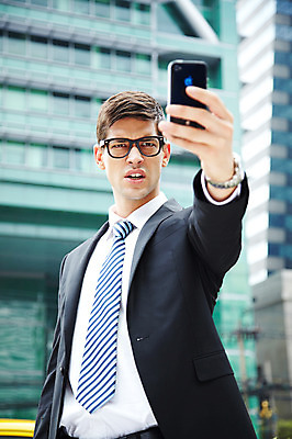 포토 JPG 주간 서양인 외국인 해외기획촬영 건축물 2011년태국 남자 포즈 비즈니스 모션 표정 한명 서기 들기 사람 정장 빌딩 상반신 20대 성인 야외 건물 스마트폰 핸드폰 분노 도시 직장인 비즈니스맨 도심 괴로움 통화 영상통화 남자만 남자한명만 성인남자만 청년만 청년남자만 청년남자한명만 성인한명만 성인남자한명만 성인만 국내포토 자연요소 직업 1 옷 건축 감정 인종 청년 전자제품 스마트기기 파일형식
