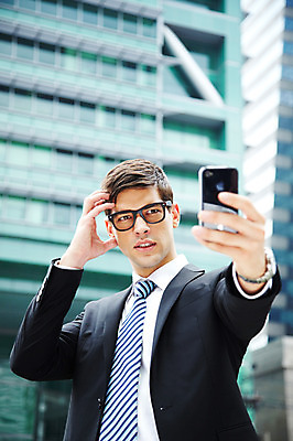 포토 JPG 주간 서양인 외국인 해외기획촬영 건축물 2011년태국 남자 포즈 비즈니스 모션 표정 한명 서기 들기 사람 정장 손짓 빌딩 상반신 20대 성인 야외 건물 스마트폰 핸드폰 분노 도시 직장인 비즈니스맨 도심 괴로움 통화 영상통화 남자만 남자한명만 성인남자만 청년만 청년남자만 청년남자한명만 성인한명만 성인남자한명만 성인만 국내포토 자연요소 직업 1 옷 건축 감정 인종 청년 전자제품 스마트기기 파일형식