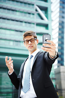 포토 JPG 주간 서양인 외국인 해외기획촬영 건축물 2011년태국 남자 포즈 비즈니스 모션 표정 한명 서기 들기 사람 정장 손짓 빌딩 상반신 20대 성인 야외 건물 스마트폰 핸드폰 분노 도시 직장인 비즈니스맨 도심 괴로움 통화 영상통화 남자만 남자한명만 성인남자만 청년만 청년남자만 청년남자한명만 성인한명만 성인남자한명만 성인만 국내포토 자연요소 직업 1 옷 건축 감정 인종 청년 전자제품 스마트기기 파일형식