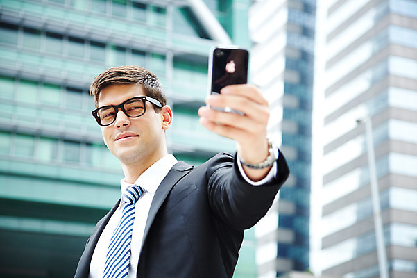 포토 JPG 주간 서양인 외국인 해외기획촬영 건축물 2011년태국 남자 포즈 비즈니스 모션 표정 한명 서기 미소 웃음 들기 사람 정장 빌딩 상반신 20대 성인 야외 건물 스마트폰 핸드폰 사진촬영 도시 직장인 비즈니스맨 도심 셀프카메라 남자만 남자한명만 성인남자만 청년만 청년남자만 청년남자한명만 성인한명만 성인남자한명만 성인만 국내포토 자연요소 직업 1 옷 건축 인종 청년 전자제품 스마트기기 촬영 파일형식