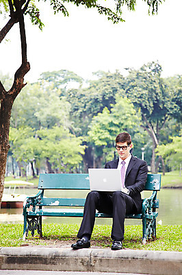 포토 JPG 주간 전신 서양인 외국인 나무 식물 해외기획촬영 응시 공원 2011년태국 남자 호수 포즈 벤치 의자 비즈니스 모션 휴식 한명 들기 사람 앉기 정장 잔디 20대 성인 야외 노트북 컴퓨터 도시 직장인 비즈니스맨 남자만 남자한명만 성인남자만 청년만 청년남자만 청년남자한명만 성인한명만 성인남자한명만 성인만 국내포토 자연요소 직업 1 시선 옷 공공시설 가구 컨셉 인종 청년 전자제품 파일형식