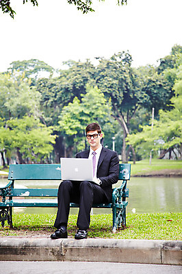 포토 JPG 주간 전신 서양인 외국인 나무 식물 해외기획촬영 응시 공원 2011년태국 남자 호수 포즈 벤치 의자 비즈니스 모션 휴식 한명 들기 사람 앉기 정장 잔디 20대 성인 야외 노트북 컴퓨터 도시 직장인 비즈니스맨 남자만 남자한명만 성인남자만 청년만 청년남자만 청년남자한명만 성인한명만 성인남자한명만 성인만 국내포토 자연요소 직업 1 시선 옷 공공시설 가구 컨셉 인종 청년 전자제품 파일형식