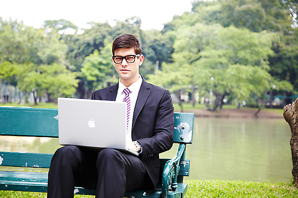 포토 JPG 주간 서양인 외국인 나무 식물 해외기획촬영 응시 공원 2011년태국 남자 호수 포즈 벤치 의자 비즈니스 모션 휴식 한명 들기 사람 앉기 정장 잔디 상반신 20대 성인 야외 노트북 컴퓨터 도시 직장인 비즈니스맨 남자만 남자한명만 성인남자만 청년만 청년남자만 청년남자한명만 성인한명만 성인남자한명만 성인만 국내포토 자연요소 직업 1 시선 옷 공공시설 가구 컨셉 인종 청년 전자제품 파일형식