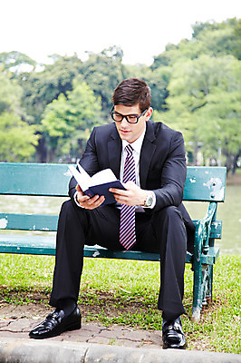 포토 JPG 주간 전신 서양인 외국인 나무 식물 해외기획촬영 응시 공원 2011년태국 남자 호수 포즈 벤치 의자 비즈니스 모션 휴식 한명 들기 사람 앉기 정장 잔디 20대 성인 야외 책 독서 도시 직장인 비즈니스맨 남자만 남자한명만 성인남자만 청년만 청년남자만 청년남자한명만 성인한명만 성인남자한명만 성인만 국내포토 자연요소 직업 1 시선 옷 공공시설 가구 컨셉 인종 청년 파일형식