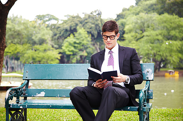 포토 JPG 주간 전신 서양인 외국인 나무 식물 해외기획촬영 응시 공원 2011년태국 남자 호수 포즈 벤치 의자 비즈니스 모션 휴식 한명 미소 웃음 들기 사람 앉기 정장 잔디 상반신 20대 성인 야외 책 독서 도시 직장인 비즈니스맨 남자만 남자한명만 성인남자만 청년만 청년남자만 청년남자한명만 성인한명만 성인남자한명만 성인만 국내포토 자연요소 직업 1 시선 옷 공공시설 가구 컨셉 표정 인종 청년 파일형식