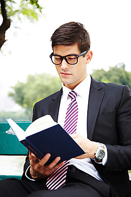 포토 JPG 주간 서양인 외국인 나무 식물 해외기획촬영 응시 공원 2011년태국 남자 포즈 벤치 의자 비즈니스 모션 휴식 한명 미소 웃음 들기 사람 앉기 정장 상반신 20대 성인 야외 책 독서 도시 직장인 비즈니스맨 남자만 남자한명만 성인남자만 청년만 청년남자만 청년남자한명만 성인한명만 성인남자한명만 성인만 국내포토 자연요소 직업 1 시선 옷 공공시설 가구 컨셉 표정 인종 청년 파일형식