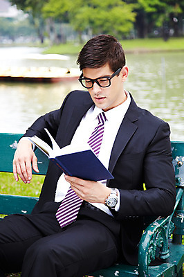 포토 JPG 주간 서양인 외국인 나무 식물 해외기획촬영 응시 공원 2011년태국 남자 호수 포즈 벤치 의자 비즈니스 모션 휴식 한명 들기 사람 앉기 정장 상반신 20대 성인 야외 책 독서 도시 직장인 비즈니스맨 남자만 남자한명만 성인남자만 청년만 청년남자만 청년남자한명만 성인한명만 성인남자한명만 성인만 국내포토 자연요소 직업 1 시선 옷 공공시설 가구 컨셉 인종 청년 파일형식