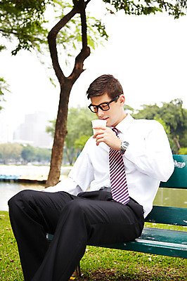 포토 JPG 주간 전신 서양인 외국인 나무 식물 해외기획촬영 공원 2011년태국 남자 커피 음료 포즈 벤치 의자 비즈니스 모션 휴식 한명 들기 사람 앉기 정장 20대 성인 야외 도시 직장인 비즈니스맨 남자만 남자한명만 성인남자만 청년만 청년남자만 청년남자한명만 성인한명만 성인남자한명만 성인만 국내포토 자연요소 직업 1 옷 공공시설 가구 컨셉 인종 청년 파일형식