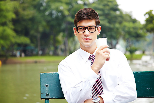 포토 JPG 주간 서양인 외국인 나무 식물 해외기획촬영 공원 2011년태국 남자 커피 음료 포즈 벤치 의자 비즈니스 모션 휴식 한명 미소 웃음 들기 사람 앉기 정장 상반신 20대 성인 야외 도시 직장인 비즈니스맨 남자만 남자한명만 성인남자만 청년만 청년남자만 청년남자한명만 성인한명만 성인남자한명만 성인만 국내포토 자연요소 직업 1 옷 공공시설 가구 컨셉 표정 인종 청년 파일형식