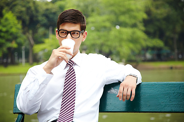 포토 JPG 주간 서양인 외국인 나무 식물 해외기획촬영 공원 2011년태국 남자 커피 음료 포즈 벤치 의자 비즈니스 모션 휴식 한명 들기 사람 앉기 정장 상반신 20대 성인 야외 마시기 도시 직장인 비즈니스맨 남자만 남자한명만 성인남자만 청년만 청년남자만 청년남자한명만 성인한명만 성인남자한명만 성인만 국내포토 자연요소 직업 1 옷 공공시설 가구 컨셉 인종 청년 파일형식
