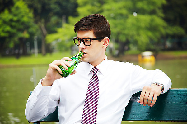 포토 JPG 주간 서양인 외국인 나무 식물 해외기획촬영 공원 2011년태국 남자 음료 포즈 벤치 의자 비즈니스 모션 휴식 한명 들기 사람 앉기 정장 상반신 20대 성인 야외 물 마시기 도시 직장인 비즈니스맨 병 생수 남자만 남자한명만 성인남자만 청년만 청년남자만 청년남자한명만 성인한명만 성인남자한명만 성인만 국내포토 자연요소 직업 1 식기 옷 공공시설 가구 컨셉 인종 청년 물병 파일형식