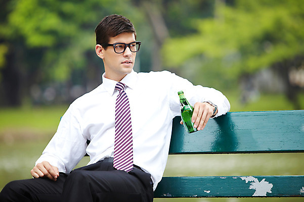 포토 JPG 주간 서양인 외국인 나무 식물 해외기획촬영 공원 2011년태국 남자 음료 포즈 벤치 의자 비즈니스 모션 휴식 한명 들기 사람 앉기 정장 상반신 20대 성인 야외 물 도시 직장인 비즈니스맨 병 생수 남자만 남자한명만 성인남자만 청년만 청년남자만 청년남자한명만 성인한명만 성인남자한명만 성인만 국내포토 자연요소 직업 1 식기 옷 공공시설 가구 컨셉 인종 청년 물병 파일형식