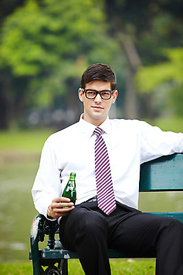 포토 JPG 주간 서양인 외국인 나무 식물 해외기획촬영 공원 2011년태국 남자 음료 포즈 벤치 의자 비즈니스 모션 휴식 한명 미소 웃음 들기 사람 앉기 정장 상반신 20대 성인 야외 물 도시 직장인 비즈니스맨 병 생수 남자만 남자한명만 성인남자만 청년만 청년남자만 청년남자한명만 성인한명만 성인남자한명만 성인만 국내포토 자연요소 직업 1 식기 옷 공공시설 가구 컨셉 표정 인종 청년 물병 파일형식