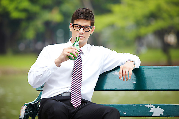 포토 JPG 주간 서양인 외국인 나무 식물 해외기획촬영 공원 2011년태국 남자 음료 포즈 벤치 의자 비즈니스 모션 휴식 한명 미소 웃음 들기 사람 앉기 정장 상반신 20대 성인 야외 물 마시기 도시 직장인 비즈니스맨 병 생수 남자만 남자한명만 성인남자만 청년만 청년남자만 청년남자한명만 성인한명만 성인남자한명만 성인만 국내포토 자연요소 직업 1 식기 옷 공공시설 가구 컨셉 표정 인종 청년 물병 파일형식