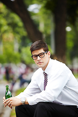 포토 JPG 주간 서양인 외국인 나무 식물 해외기획촬영 공원 2011년태국 남자 음료 포즈 벤치 의자 비즈니스 모션 휴식 한명 들기 사람 앉기 정장 상반신 20대 성인 야외 물 도시 직장인 비즈니스맨 병 생수 남자만 남자한명만 성인남자만 청년만 청년남자만 청년남자한명만 성인한명만 성인남자한명만 성인만 국내포토 자연요소 직업 1 식기 옷 공공시설 가구 컨셉 인종 청년 물병 파일형식