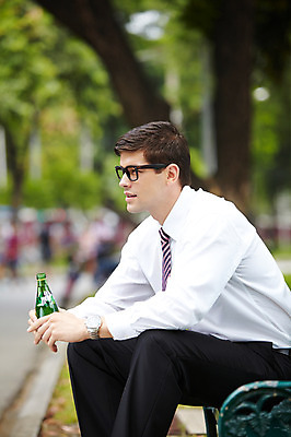 포토 JPG 주간 서양인 외국인 나무 식물 해외기획촬영 공원 2011년태국 남자 음료 포즈 벤치 의자 비즈니스 모션 휴식 한명 웃음 들기 사람 앉기 정장 상반신 20대 성인 야외 옆모습 물 도시 직장인 비즈니스맨 병 생수 남자만 남자한명만 성인남자만 청년만 청년남자만 청년남자한명만 성인한명만 성인남자한명만 성인만 국내포토 자연요소 직업 1 식기 옷 공공시설 뷰포인트 가구 컨셉 표정 인종 청년 물병 파일형식