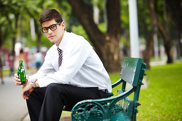 포토 JPG 주간 서양인 외국인 나무 식물 해외기획촬영 공원 2011년태국 남자 음료 포즈 벤치 의자 비즈니스 모션 휴식 한명 들기 사람 앉기 정장 잔디 상반신 20대 성인 야외 물 도시 직장인 비즈니스맨 병 생수 남자만 남자한명만 성인남자만 청년만 청년남자만 청년남자한명만 성인한명만 성인남자한명만 성인만 국내포토 자연요소 직업 1 식기 옷 공공시설 가구 컨셉 인종 청년 물병 파일형식