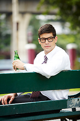포토 JPG 주간 서양인 외국인 나무 식물 해외기획촬영 공원 2011년태국 남자 음료 포즈 벤치 의자 비즈니스 모션 휴식 한명 들기 사람 앉기 정장 상반신 20대 성인 야외 물 도시 직장인 비즈니스맨 병 생수 남자만 남자한명만 성인남자만 청년만 청년남자만 청년남자한명만 성인한명만 성인남자한명만 성인만 국내포토 자연요소 직업 1 식기 옷 공공시설 가구 컨셉 인종 청년 물병 파일형식
