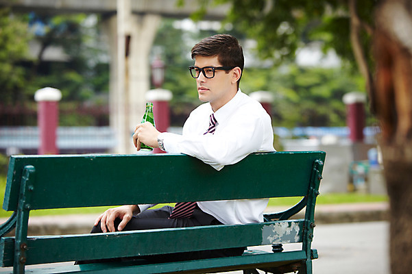 포토 JPG 주간 서양인 외국인 나무 식물 해외기획촬영 공원 2011년태국 남자 음료 포즈 벤치 의자 비즈니스 모션 휴식 한명 들기 사람 앉기 정장 상반신 20대 성인 야외 물 도시 직장인 비즈니스맨 병 생수 남자만 남자한명만 성인남자만 청년만 청년남자만 청년남자한명만 성인한명만 성인남자한명만 성인만 국내포토 자연요소 직업 1 식기 옷 공공시설 가구 컨셉 인종 청년 물병 파일형식