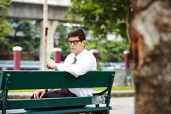 포토 JPG 주간 서양인 외국인 나무 식물 해외기획촬영 공원 2011년태국 남자 음료 포즈 벤치 의자 비즈니스 모션 휴식 한명 들기 사람 앉기 정장 상반신 20대 성인 야외 물 도시 직장인 비즈니스맨 병 생수 남자만 남자한명만 성인남자만 청년만 청년남자만 청년남자한명만 성인한명만 성인남자한명만 성인만 국내포토 자연요소 직업 1 식기 옷 공공시설 가구 컨셉 인종 청년 물병 파일형식