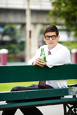 포토 JPG 주간 서양인 외국인 나무 식물 해외기획촬영 공원 2011년태국 남자 음료 포즈 벤치 의자 비즈니스 모션 휴식 한명 미소 웃음 들기 사람 앉기 정장 상반신 20대 성인 야외 물 도시 직장인 비즈니스맨 병 생수 남자만 남자한명만 성인남자만 청년만 청년남자만 청년남자한명만 성인한명만 성인남자한명만 성인만 국내포토 자연요소 직업 1 식기 옷 공공시설 가구 컨셉 표정 인종 청년 물병 파일형식