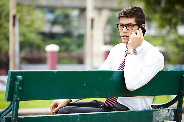 포토 JPG 주간 서양인 외국인 나무 식물 해외기획촬영 공원 2011년태국 남자 포즈 벤치 의자 비즈니스 모션 휴식 한명 들기 사람 앉기 정장 상반신 20대 성인 야외 스마트폰 핸드폰 도시 직장인 비즈니스맨 통화 남자만 남자한명만 성인남자만 청년만 청년남자만 청년남자한명만 성인한명만 성인남자한명만 성인만 국내포토 자연요소 직업 1 옷 공공시설 가구 컨셉 인종 청년 전자제품 스마트기기 파일형식