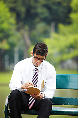 포토 JPG 주간 서양인 외국인 나무 식물 해외기획촬영 공원 2011년태국 남자 포즈 벤치 의자 비즈니스 모션 휴식 문구용품 한명 들기 사람 앉기 정장 상반신 20대 성인 야외 필기구 펜 볼펜 다이어리 메모지 도시 직장인 비즈니스맨 남자만 남자한명만 성인남자만 청년만 청년남자만 청년남자한명만 성인한명만 성인남자한명만 성인만 국내포토 자연요소 직업 1 옷 공공시설 가구 컨셉 인종 청년 사무용품 오브젝트 파일형식