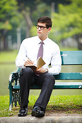 포토 JPG 주간 전신 서양인 외국인 나무 식물 해외기획촬영 공원 2011년태국 남자 포즈 벤치 의자 비즈니스 모션 휴식 문구용품 한명 들기 사람 앉기 정장 잔디 20대 성인 야외 필기구 펜 볼펜 다이어리 메모지 도시 직장인 비즈니스맨 남자만 남자한명만 성인남자만 청년만 청년남자만 청년남자한명만 성인한명만 성인남자한명만 성인만 국내포토 자연요소 직업 1 옷 공공시설 가구 컨셉 인종 청년 사무용품 오브젝트 파일형식