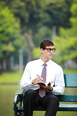 포토 JPG 주간 서양인 외국인 나무 식물 해외기획촬영 공원 2011년태국 남자 포즈 벤치 의자 비즈니스 모션 휴식 문구용품 한명 들기 사람 앉기 정장 상반신 20대 성인 야외 필기구 펜 볼펜 다이어리 메모지 도시 직장인 비즈니스맨 남자만 남자한명만 성인남자만 청년만 청년남자만 청년남자한명만 성인한명만 성인남자한명만 성인만 국내포토 자연요소 직업 1 옷 공공시설 가구 컨셉 인종 청년 사무용품 오브젝트 파일형식
