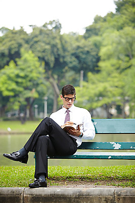 포토 JPG 주간 전신 서양인 외국인 나무 식물 해외기획촬영 공원 2011년태국 남자 호수 포즈 벤치 의자 비즈니스 모션 휴식 문구용품 한명 들기 사람 앉기 정장 잔디 20대 성인 야외 필기구 펜 볼펜 다이어리 메모지 도시 직장인 비즈니스맨 남자만 남자한명만 성인남자만 청년만 청년남자만 청년남자한명만 성인한명만 성인남자한명만 성인만 국내포토 자연요소 직업 1 옷 공공시설 가구 컨셉 인종 청년 사무용품 오브젝트 파일형식