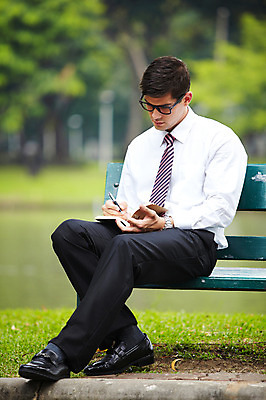 포토 JPG 주간 전신 서양인 외국인 나무 식물 해외기획촬영 공원 2011년태국 남자 호수 포즈 벤치 의자 비즈니스 모션 휴식 문구용품 한명 들기 사람 앉기 정장 잔디 20대 성인 야외 필기구 펜 볼펜 다이어리 메모지 도시 직장인 비즈니스맨 남자만 남자한명만 성인남자만 청년만 청년남자만 청년남자한명만 성인한명만 성인남자한명만 성인만 국내포토 자연요소 직업 1 옷 공공시설 가구 컨셉 인종 청년 사무용품 오브젝트 파일형식