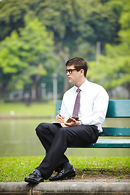 포토 JPG 주간 전신 서양인 외국인 나무 식물 해외기획촬영 공원 2011년태국 남자 호수 포즈 벤치 의자 비즈니스 모션 휴식 문구용품 한명 들기 사람 앉기 정장 잔디 20대 성인 야외 필기구 펜 볼펜 다이어리 메모지 도시 직장인 비즈니스맨 남자만 남자한명만 성인남자만 청년만 청년남자만 청년남자한명만 성인한명만 성인남자한명만 성인만 국내포토 자연요소 직업 1 옷 공공시설 가구 컨셉 인종 청년 사무용품 오브젝트 파일형식